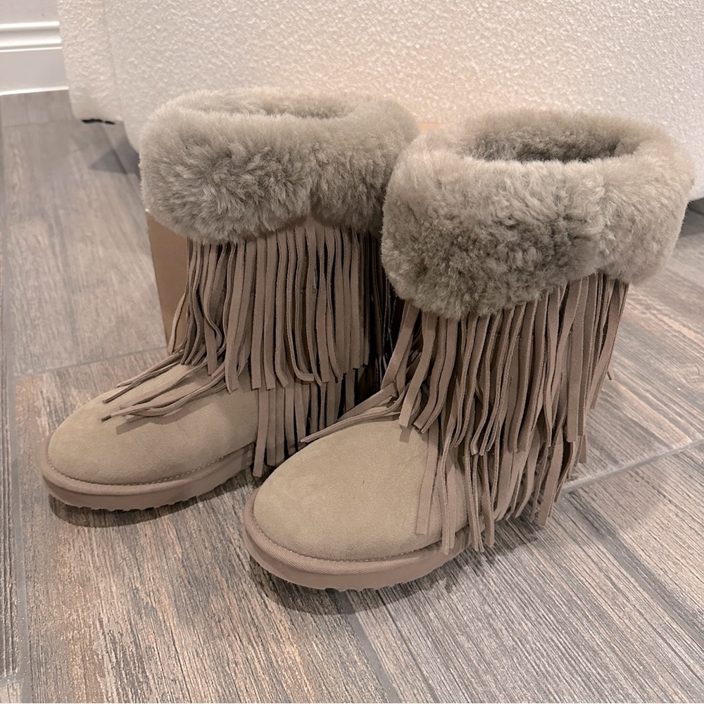 Kookaburra Haley II Fringe Sheepskin Boot in Seta